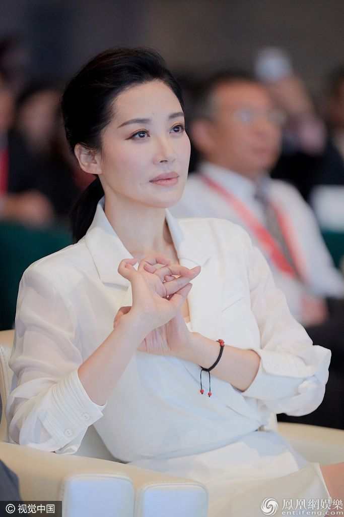 许晴清新亮相畅聊生命 罗家英、曹可凡出席肿瘤学大会