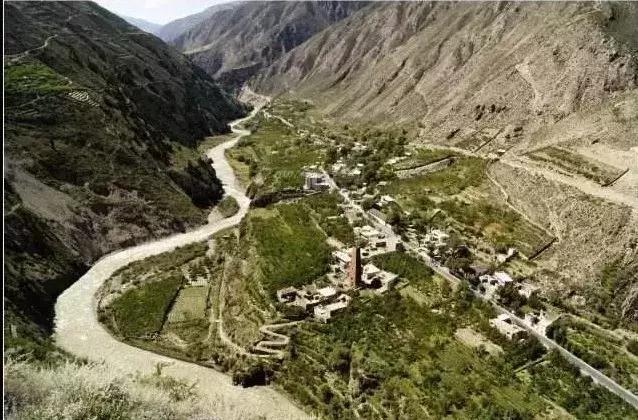 土司的碉堡经常可以控制地区内的要道