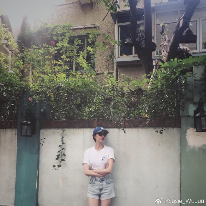 李亚鹏女友街头拍美照，大长腿比王菲惊艳，五官撞脸高圆圆？
