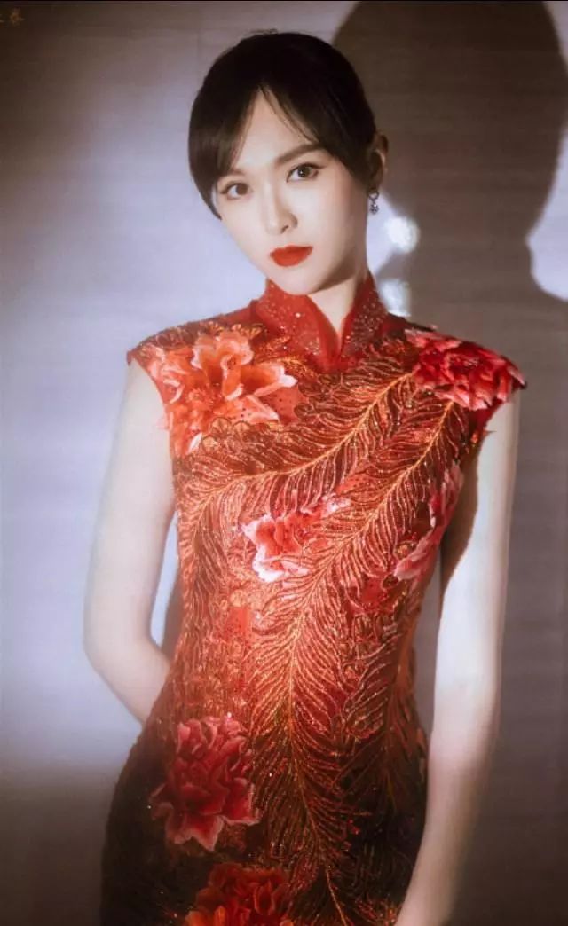李沁旗袍照上热搜,这些女星不服气