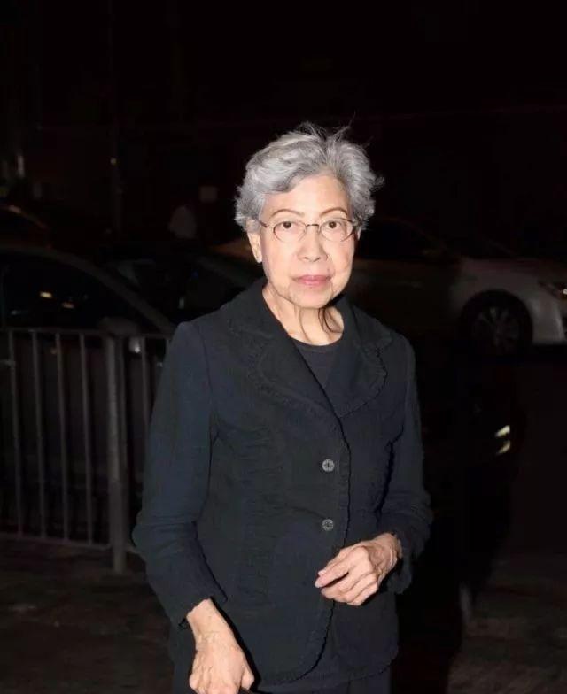 梁舜燕设灵众星致祭，干儿子李克勤神情哀伤，周润发刘德华送花圈悼念