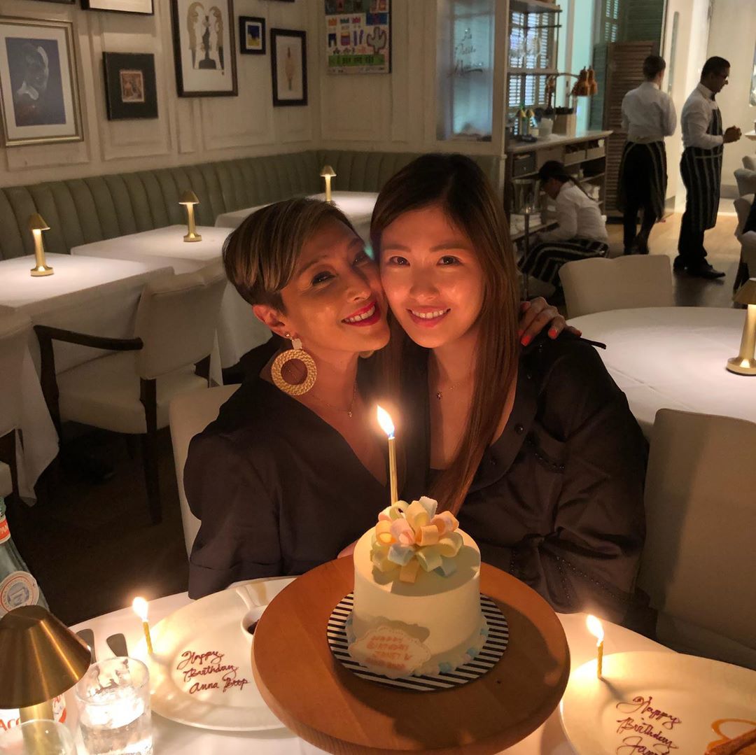 洪金宝儿媳和闺蜜庆生，合照巧遮孕肚，细节暴露已怀第三胎？
