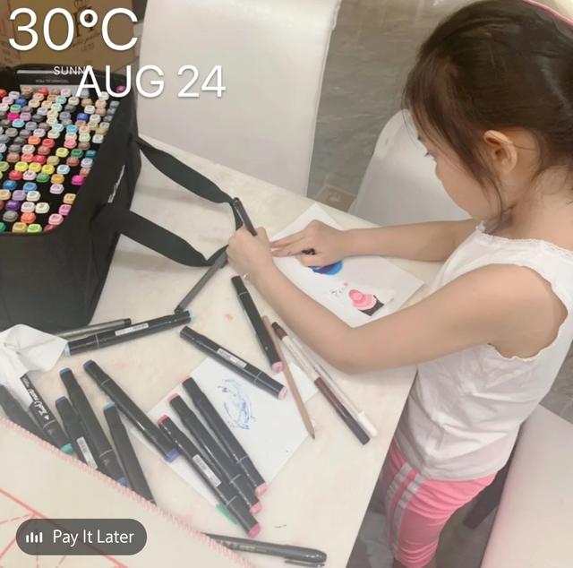 李小璐晒与女儿暑假日常，甜馨用左手画画认真乖巧