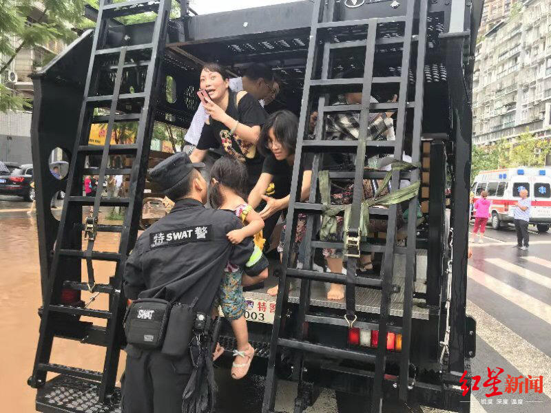 最酷摆渡车攀登突击车防爆装甲车2小时内转运900人