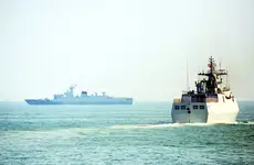 解放军两艘战舰逼近台湾西海岸 台媒：台军出动导弹艇长期对峙