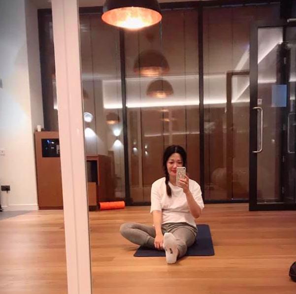 陈少霞与63岁富豪老公提前庆生，三胎女儿呆萌出镜模样可爱