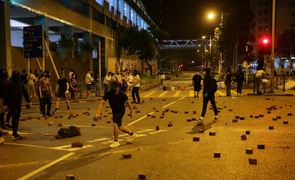 「环球网」香港太古城发生严重伤人事件，特区政府、警察强烈谴责暴力行为