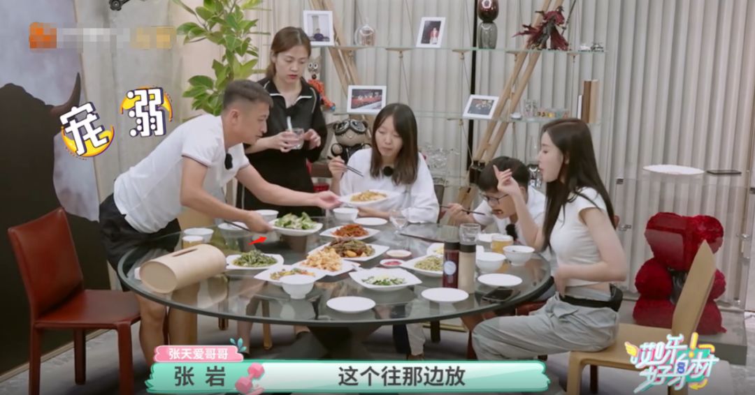「不八卦会死星人」嫂子不吃醋？张天爱哥哥为她做饭擦鞋捏脚，兄妹间上演“背后抱”