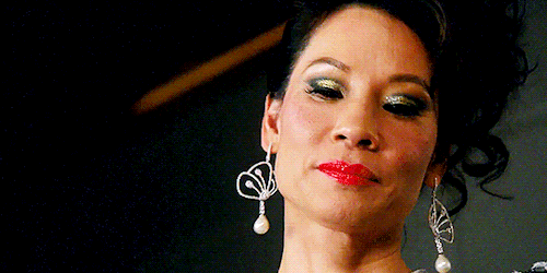 道明枫也喜欢戴蝴蝶,除了蝴蝶胸针,就连脖子上的项链也是同系列小蝴蝶