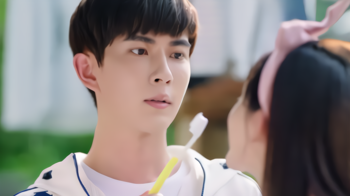 青春抛物线:妹妹仗着有哥哥宠,刷牙都要哥哥伺