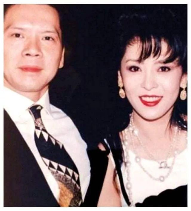 成功的女人都有两面一面彪悍如向太一面温柔如陈岚