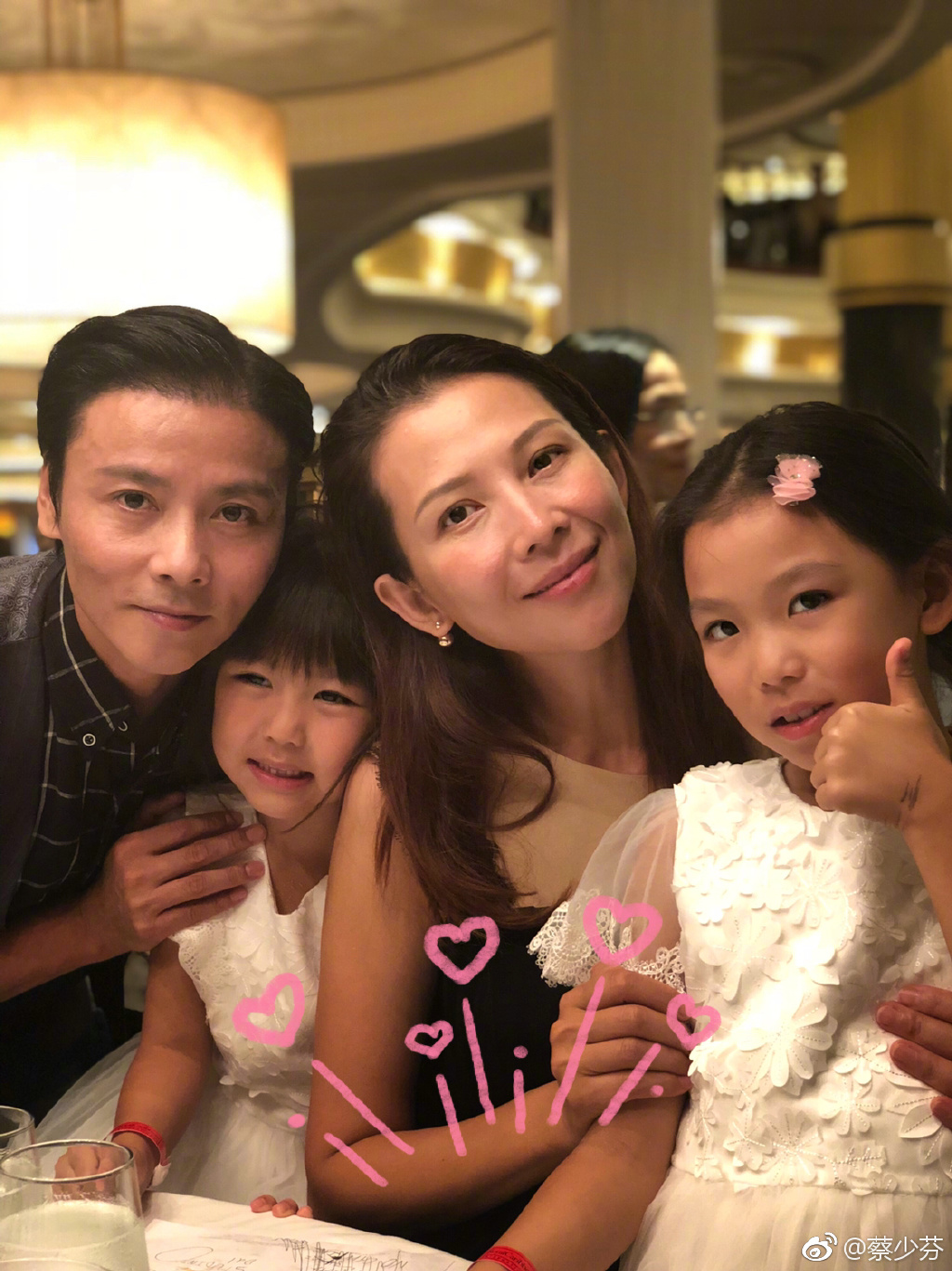 蔡少芬三胎生子起名张乐儿 张晋晒一家五口全家福