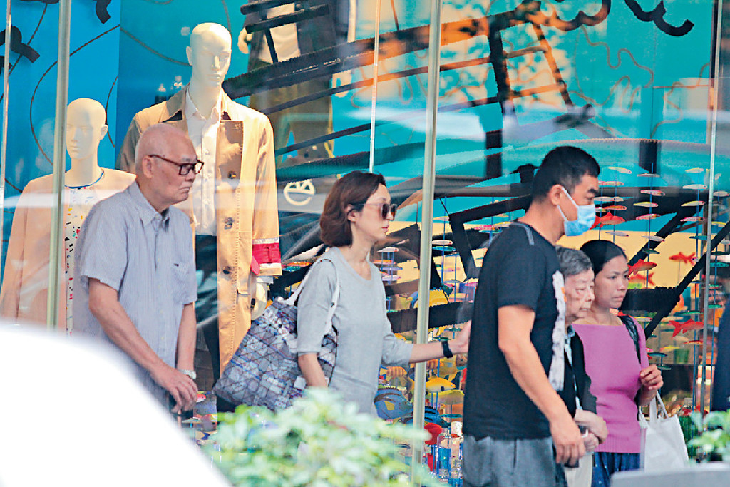 刘青云童年缺父爱不愿生小孩？今与父亲逛街关系已修复