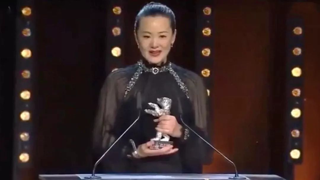 「娱小北vlog」实力宠“儿”！咏梅王景春把奖杯给王源拿着拍照，三人合影超美好