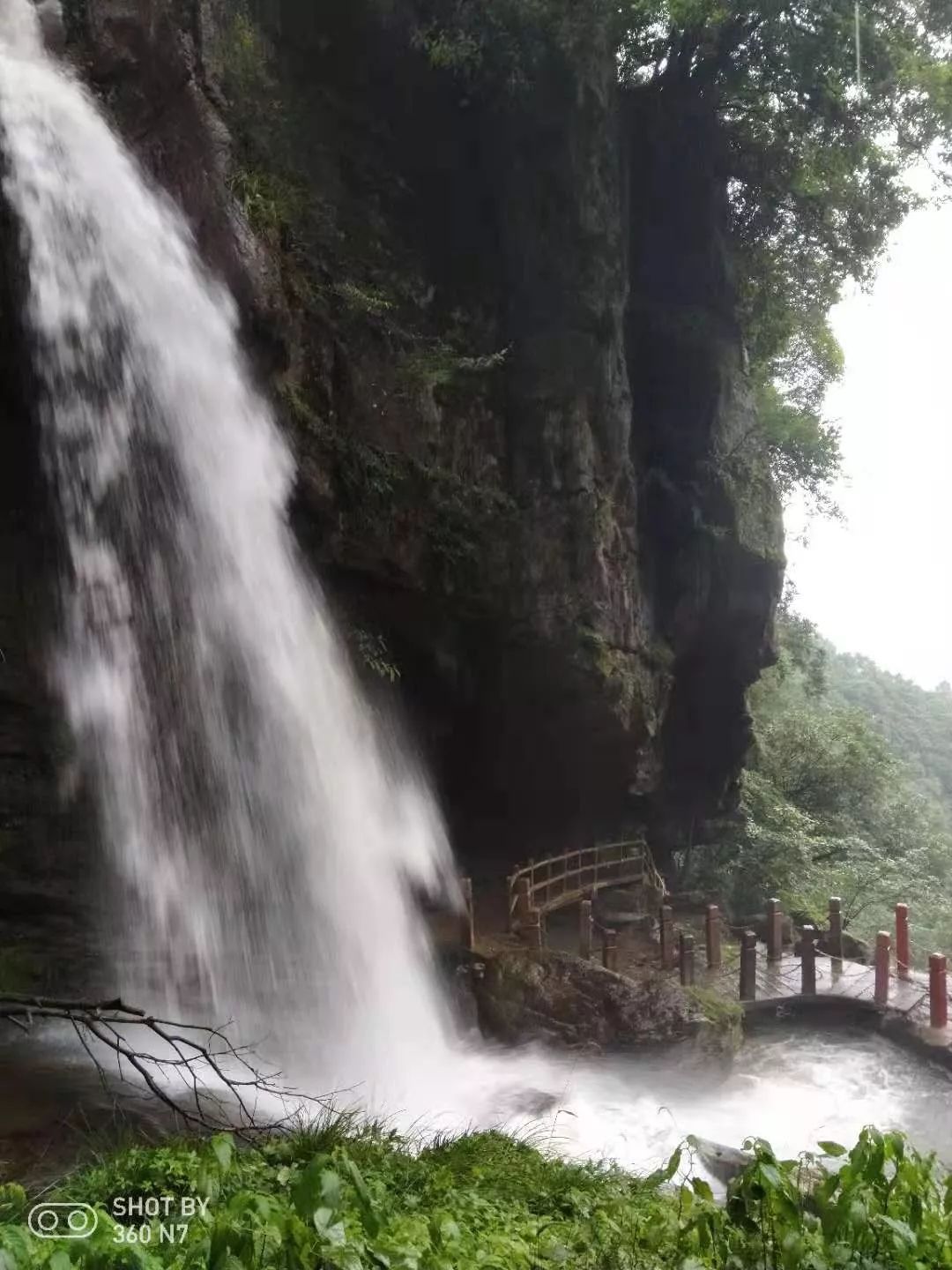 石缸幽潭,地缝奇观,奇石锦绣,金蟾兆瑞,摩崖瀑布,汉源神树,过关岩