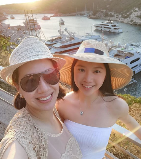 甄子丹15岁女儿穿露脐装秀小蛮腰，大长腿不输辣妈身材逆天