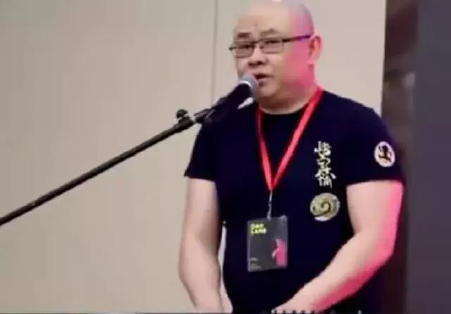 因太穷被前妻抛弃，那英嘲笑他的歌没有审美，刀郎这些年不容易
