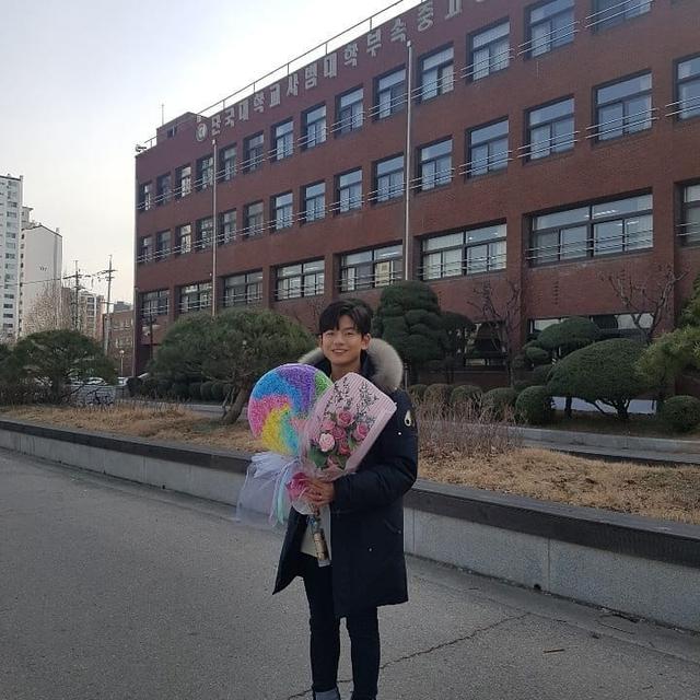 这位“亚洲最可爱的表情包弟弟”长大了!已是16岁美少年重返荧屏