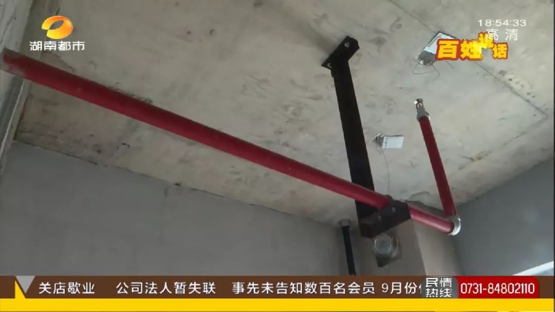 公寓楼交房业主验收 发现消防管道裸露在外 铺设过低,粗糙影响装修