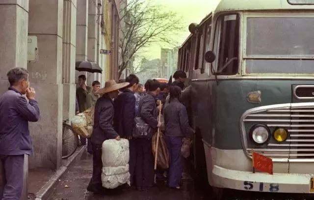 1970年代的中国,挤公交车的普通市民.
