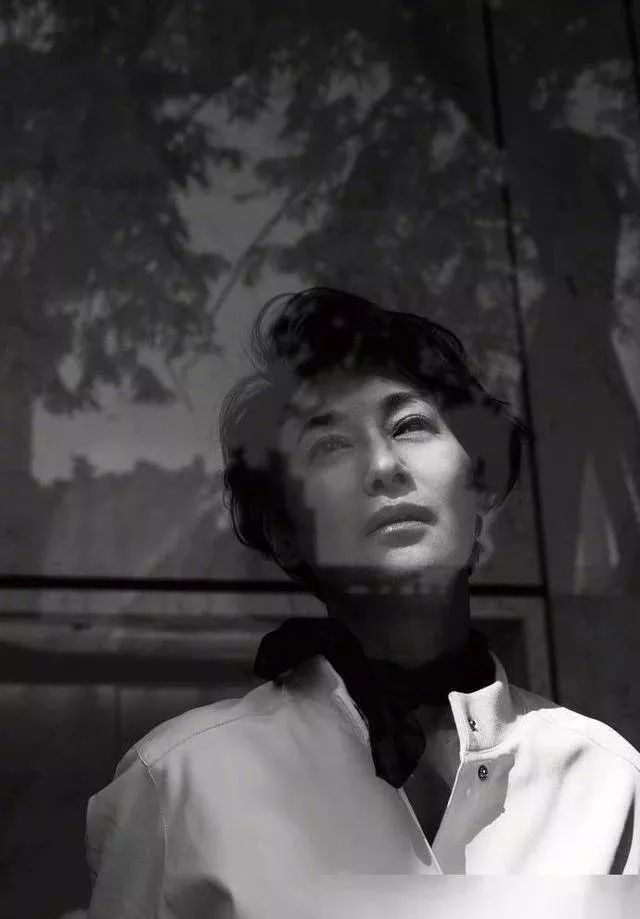 [美美d娱乐]走投无路，上街乞讨，影后被逼自杀？