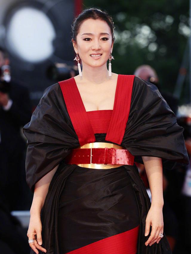 「巴塞电影」巩俐又在红毯美出新高度了！外国粉丝写中文字牌，一句话逗乐巩皇