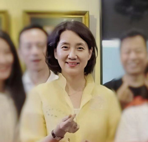 "国脸"李修平近况曝光,56岁风采不减,二婚低调嫁工程师获幸福
