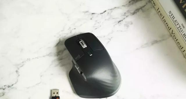 我们采访了996的程序员，他说自己不穿格子衫也不脱发
