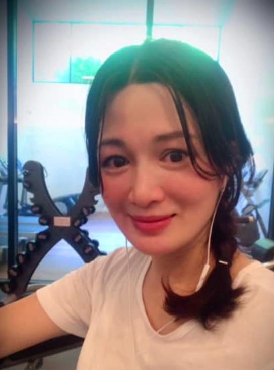陈少霞与63岁富豪老公提前庆生，三胎女儿呆萌出镜模样可爱