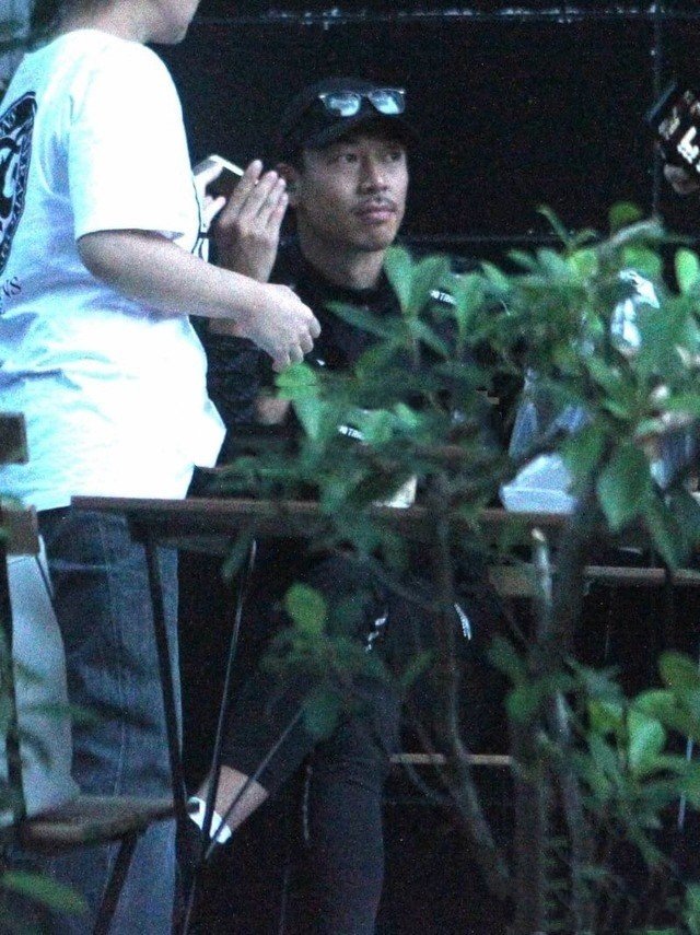 林志玲夫妇穿情侣装合体露面，AKIRA腿受伤仍接送老婆很体贴