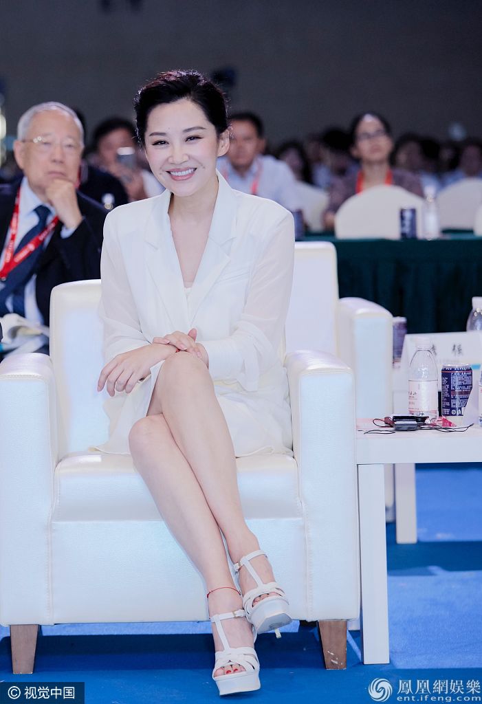 50岁许晴穿一袭白裙美回初恋 抿嘴甜笑秀侧颜十分迷人