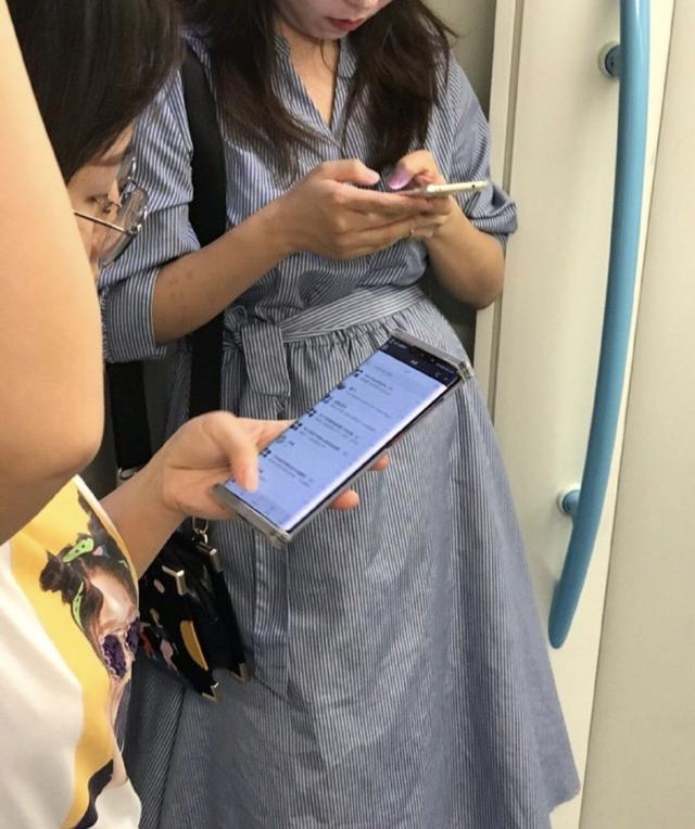 华为Mate30外观设计继续实锤,缺少了商务风?