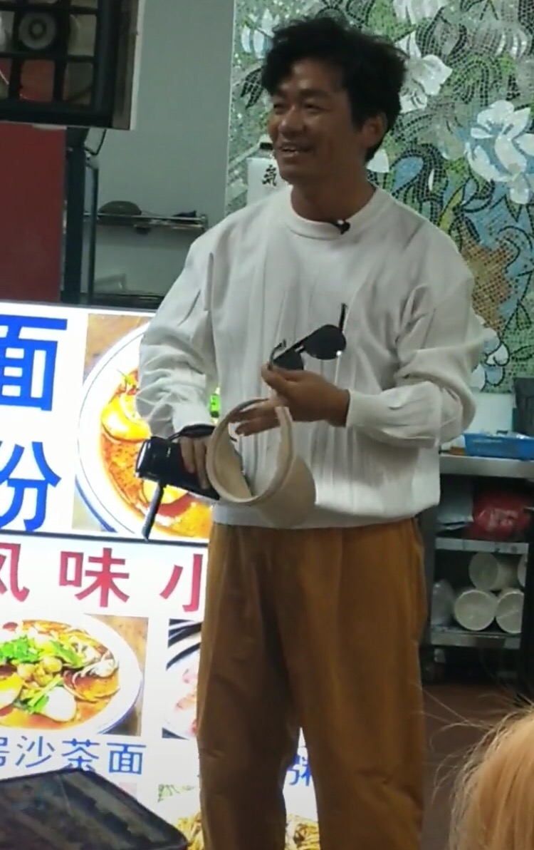 【熊猫娱乐】王宝强现身活动人气爆棚，女主持竟撞脸马蓉，评论区炸了