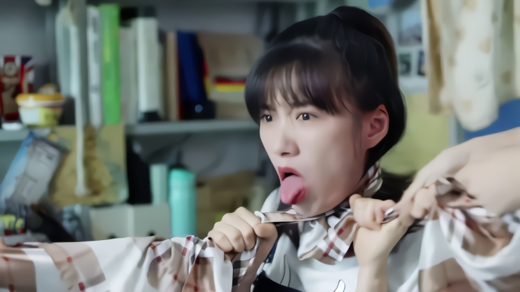 美女看不惯男子考第一要自缢,舍友慌了,忙解开