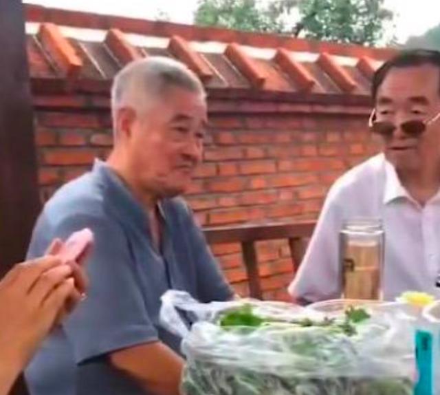 61岁赵本山近照罕见曝光，满头白发瘦了一圈，桌子上一堆素菜