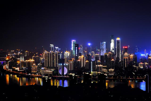 夜景拍摄地推荐:解放碑,洪崖洞,千厮门大桥,东水门大桥,南山一棵树