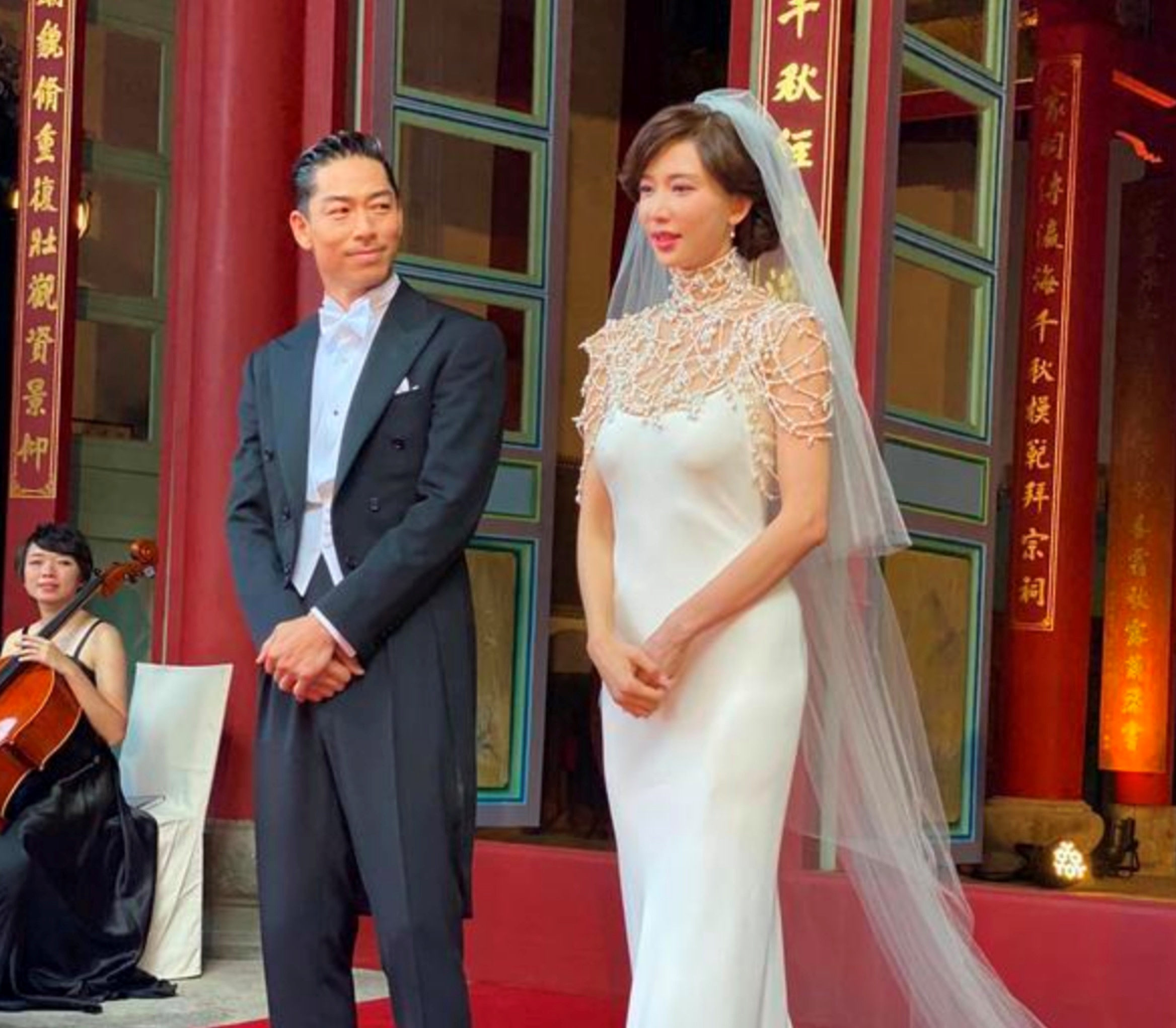 林志玲夫妇洞房夜后现身高铁站,女神抱玫瑰开启蜜月行程?_凤凰网