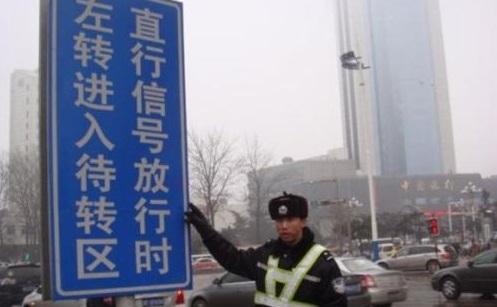许多司机的"噩梦",左转弯待转区如何掉头?很多人都吃过亏