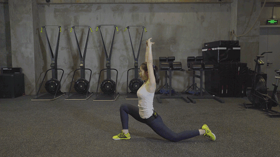 [新氧App]张天爱紧身西服泳装上热搜，但这骨盆前倾隔着屏幕都觉得疼！