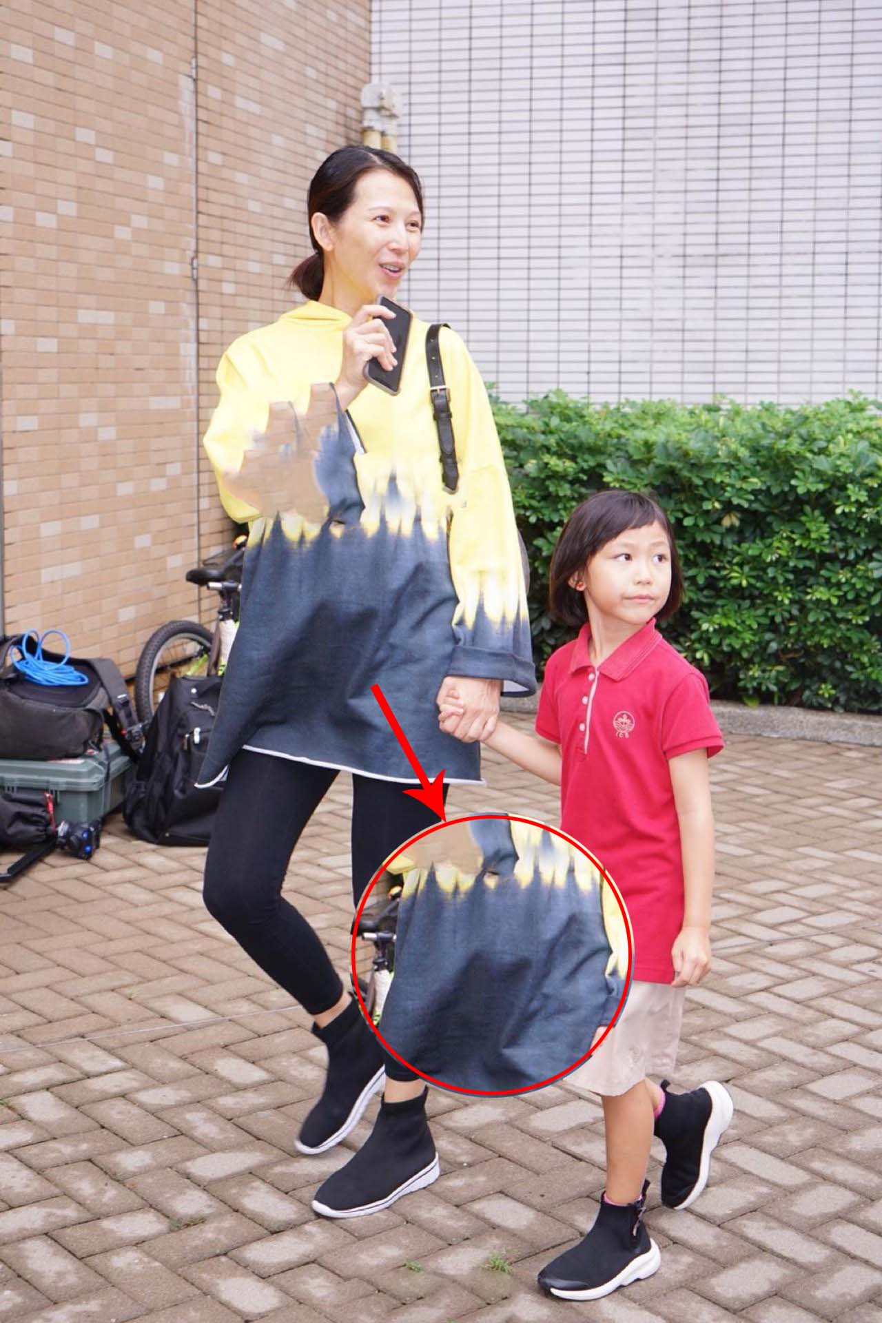 蔡少芬挺大孕肚接女儿放学，张晋全程护送贴心当司机