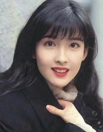 网友偶遇51岁周慧敏乘地铁，亲自购票又美又仙气质超好