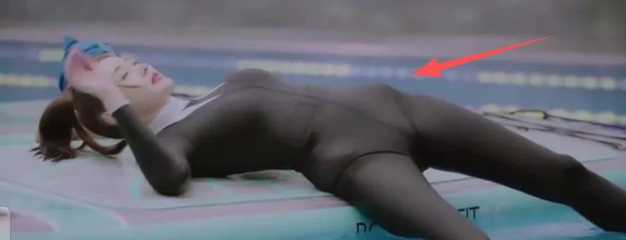 [新氧App]张天爱紧身西服泳装上热搜，但这骨盆前倾隔着屏幕都觉得疼！