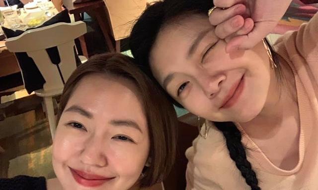 小S全家为妈妈65岁庆生，大S扎麻花辫出镜，俩姐妹喝到醉醺醺