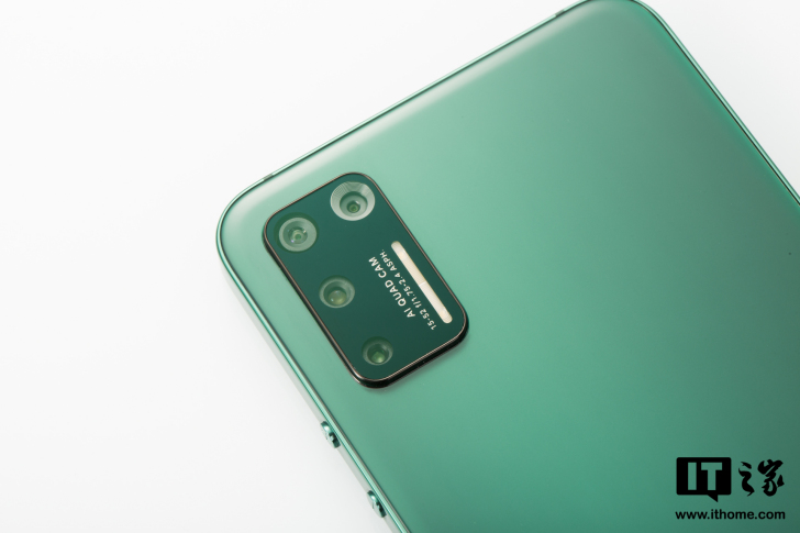 坚果pro 3手机图赏:绿得纯粹