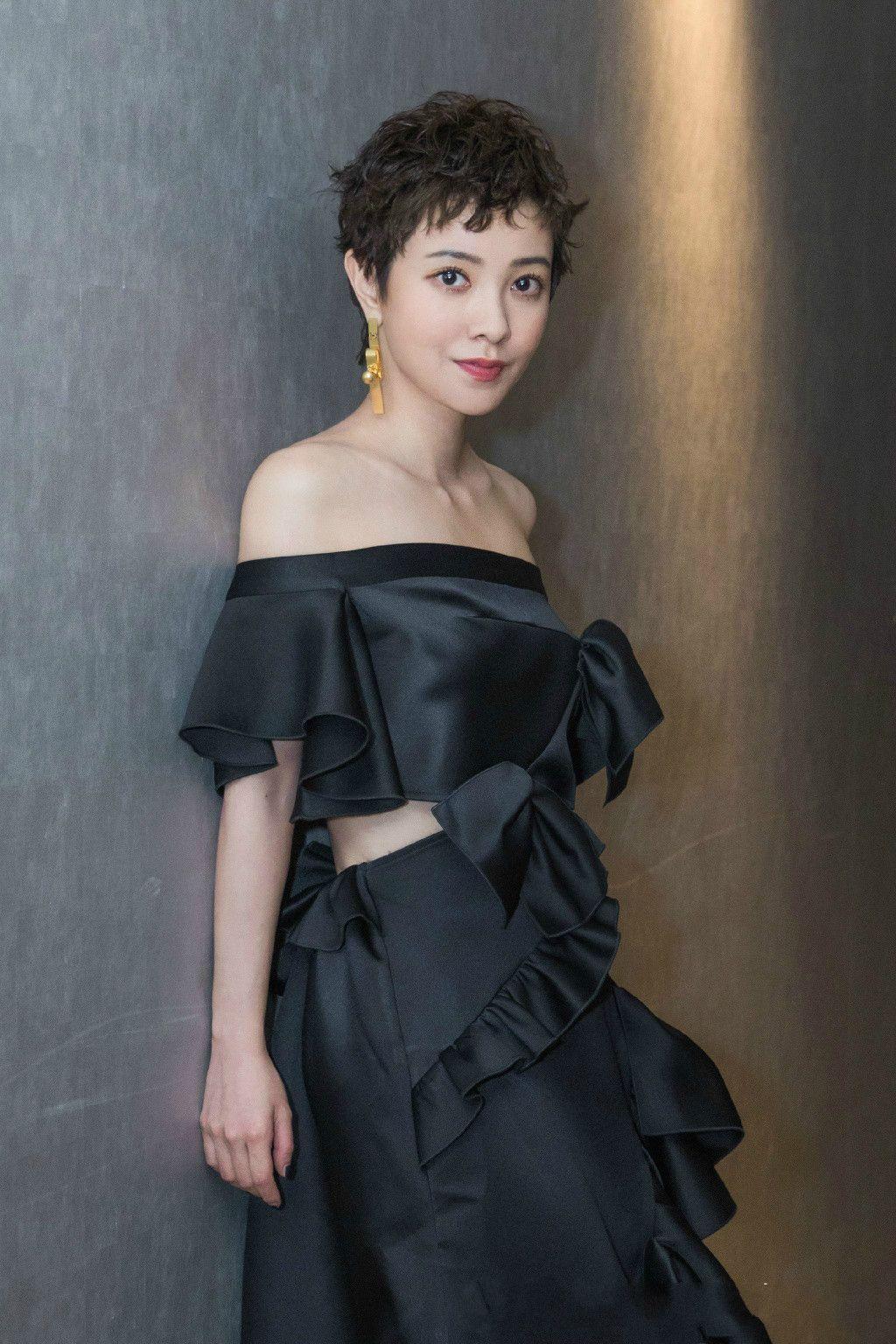 郭采洁式的穿搭了解一下,复古又个性,这感觉很独特