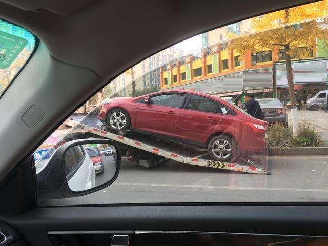便宜车违停直接拖走，豪车为啥没人管？原因很现实