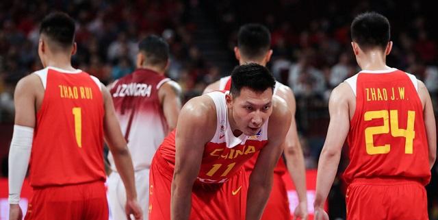 中国男篮13分惨败全因一人昏庸，五棵松体育馆响起“李楠”下课声