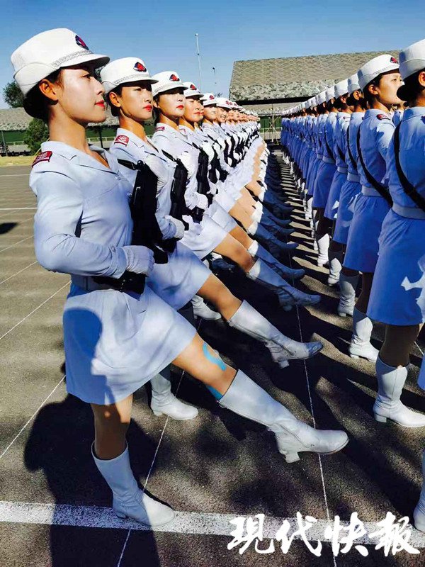 江苏女民兵参加国庆阅兵,两岁多儿子已学会踢正步