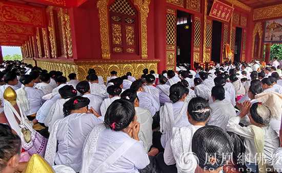 殿外善信听经（图片来源：凤凰网佛教 摄影：耿马洞景佛寺）