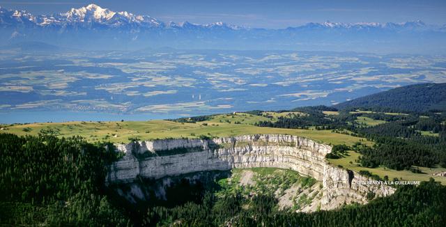 汝拉山脉直跨汝拉省全境,绵延进入瑞士,这座山脉又称侏罗山脉,远古
